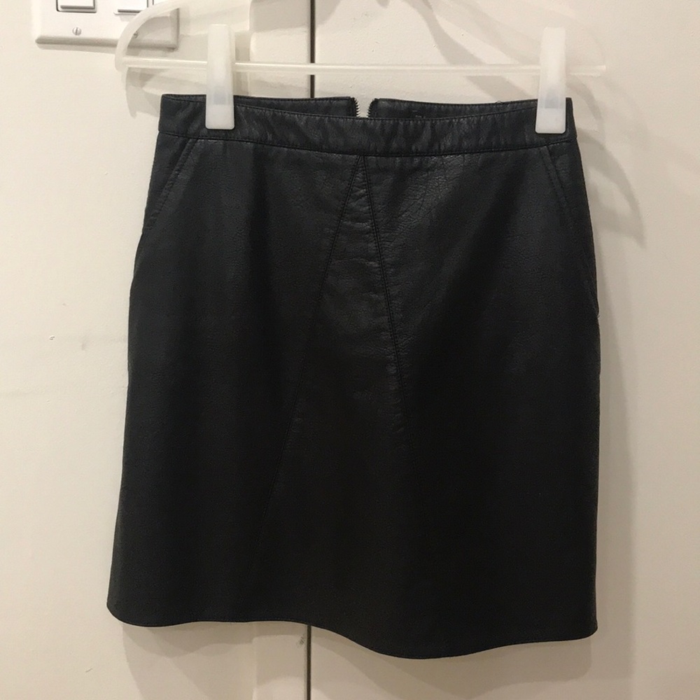 Zara black skirt size small (great condition!)